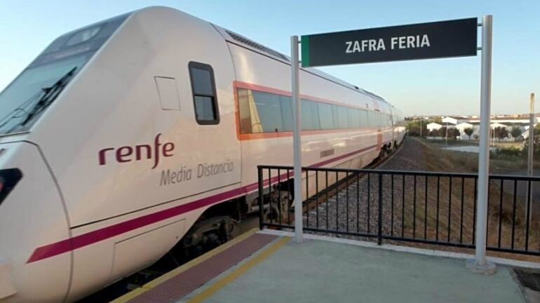 Imagen de un tren de Renfe de Media Distancia en el apeadero de Zafra Feria en la localidad pacense de Zafra.