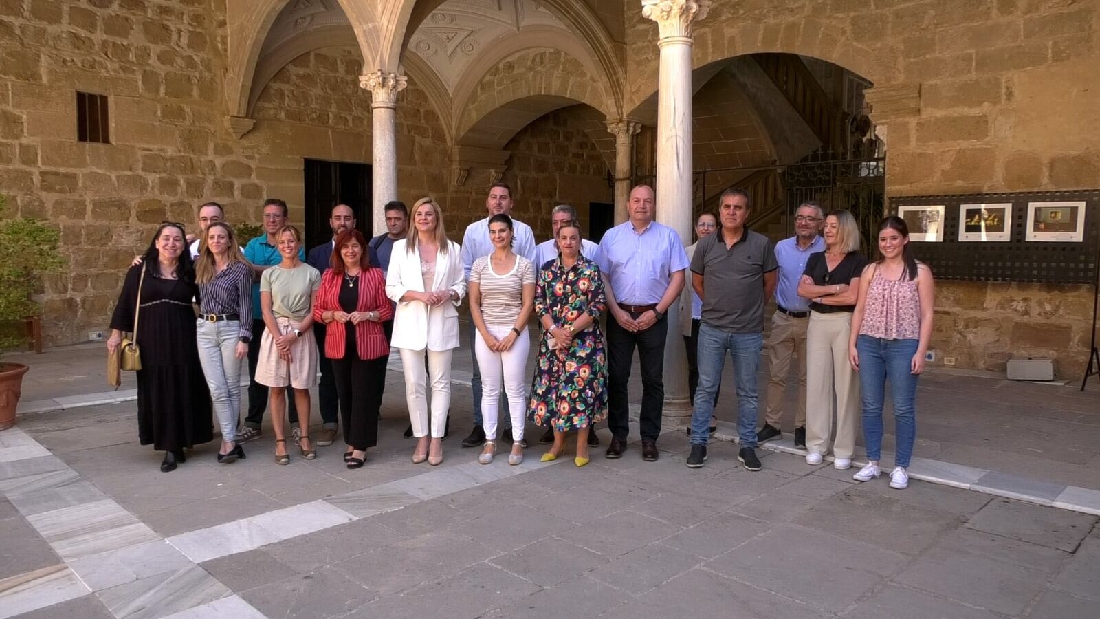 Las alcaldesas de Úbeda y Baeza, Toni Olivares y Lola Marín, respectivamente, en el Hospital de Santiago con motivo del Día de Europa