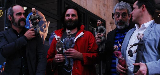 El director Fernando Cortizo rodeado de los actores y los muñecos de 'O Apostolo'