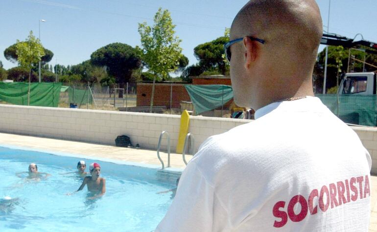 Imagen de archivo de un socorrista en una piscina