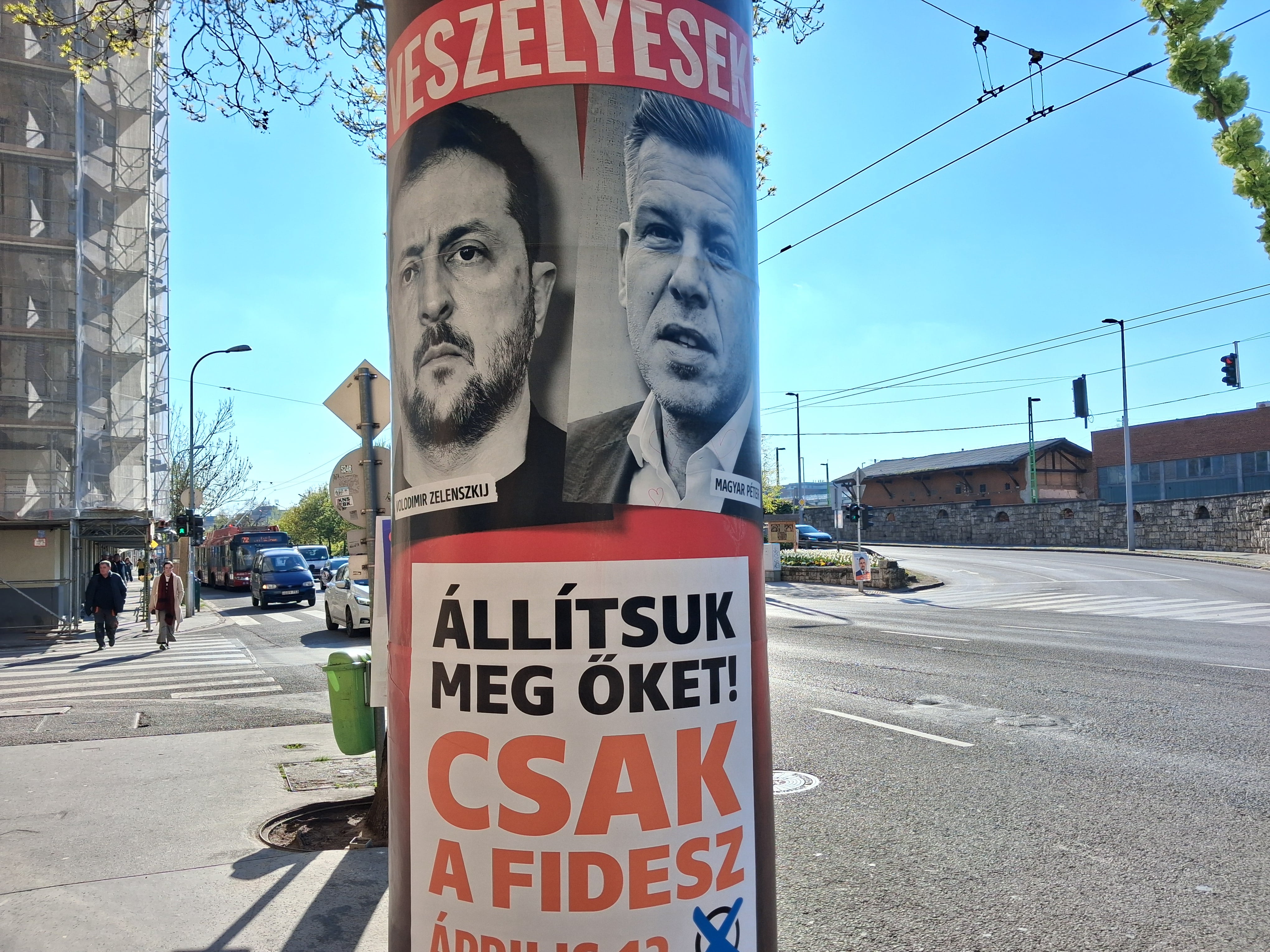 Un cartel electoral del partido de Viktor Orbán en el que se compara a Volodimir Zelenski y al candidato opositor, Peter Magyar, como enemigos de Hungría