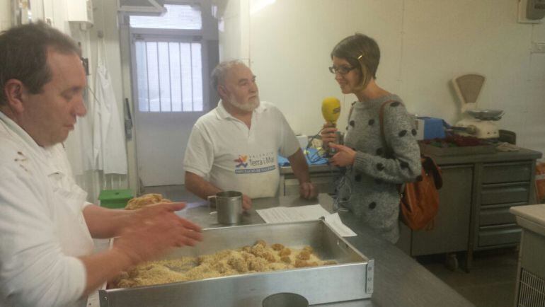 Naiara se interna en la trastienda de la pasteleria Amaya