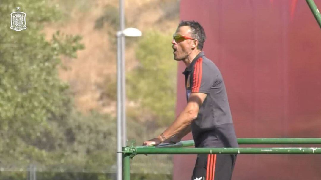 Luis Enrique desde el andamio construido en la Ciudad del Fútbol 