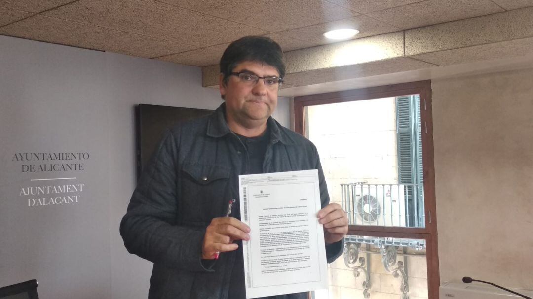 Miguel Ángel Pavón muestra el informe ambiental muncipal que nunca llegó a la Generalitat