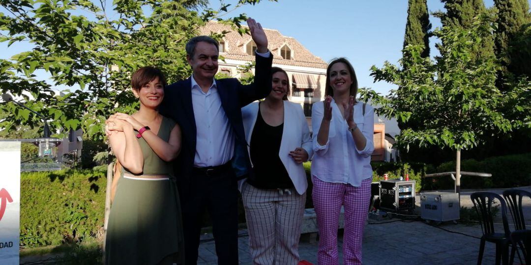 Isabel Rodríguez (i), Ana Muñoz y Cristina Maester, junto a José Luis Rodríguez Zapatero