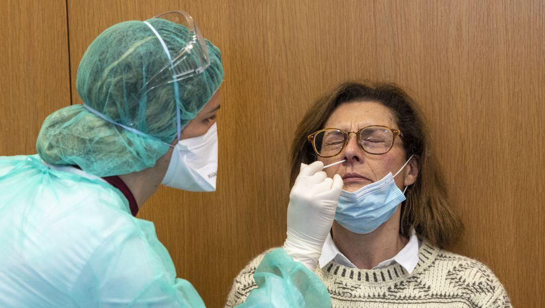 Una profesional sanitaria hace una prueba del COVID-19