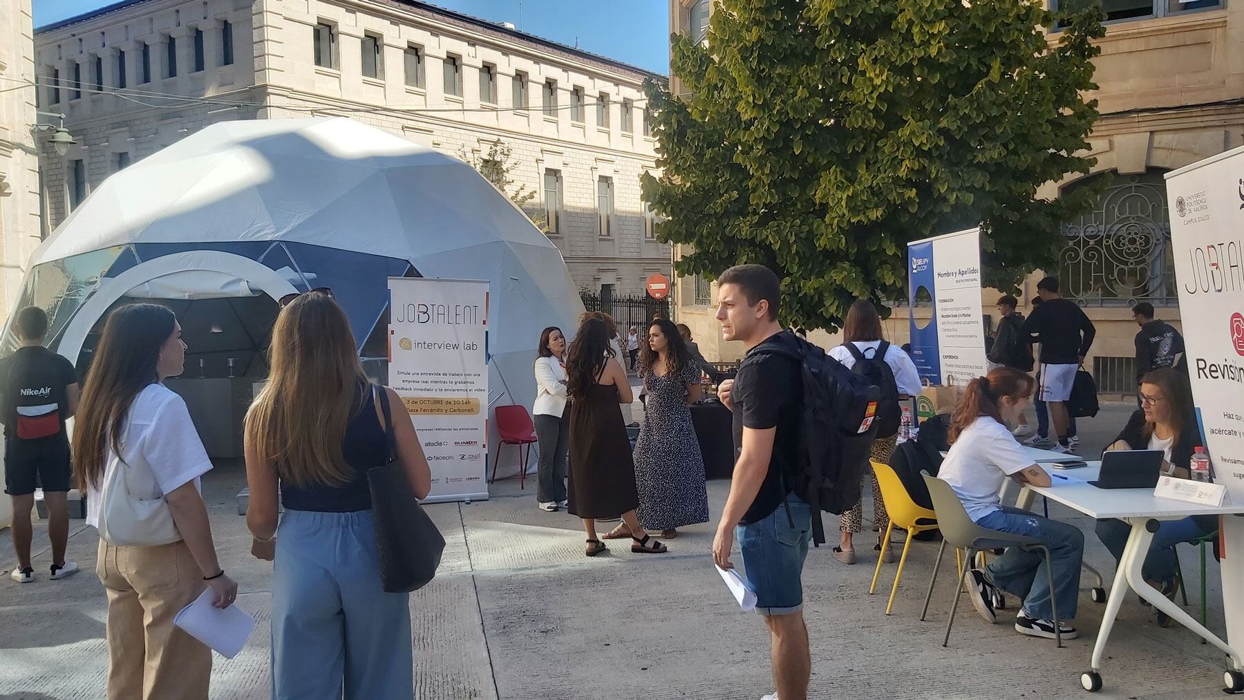 La actividad ha tenido lugar en la plaza de Ferrándiz y Carbonell y ha contado con una amplia respuesta por parte de los estudiantes