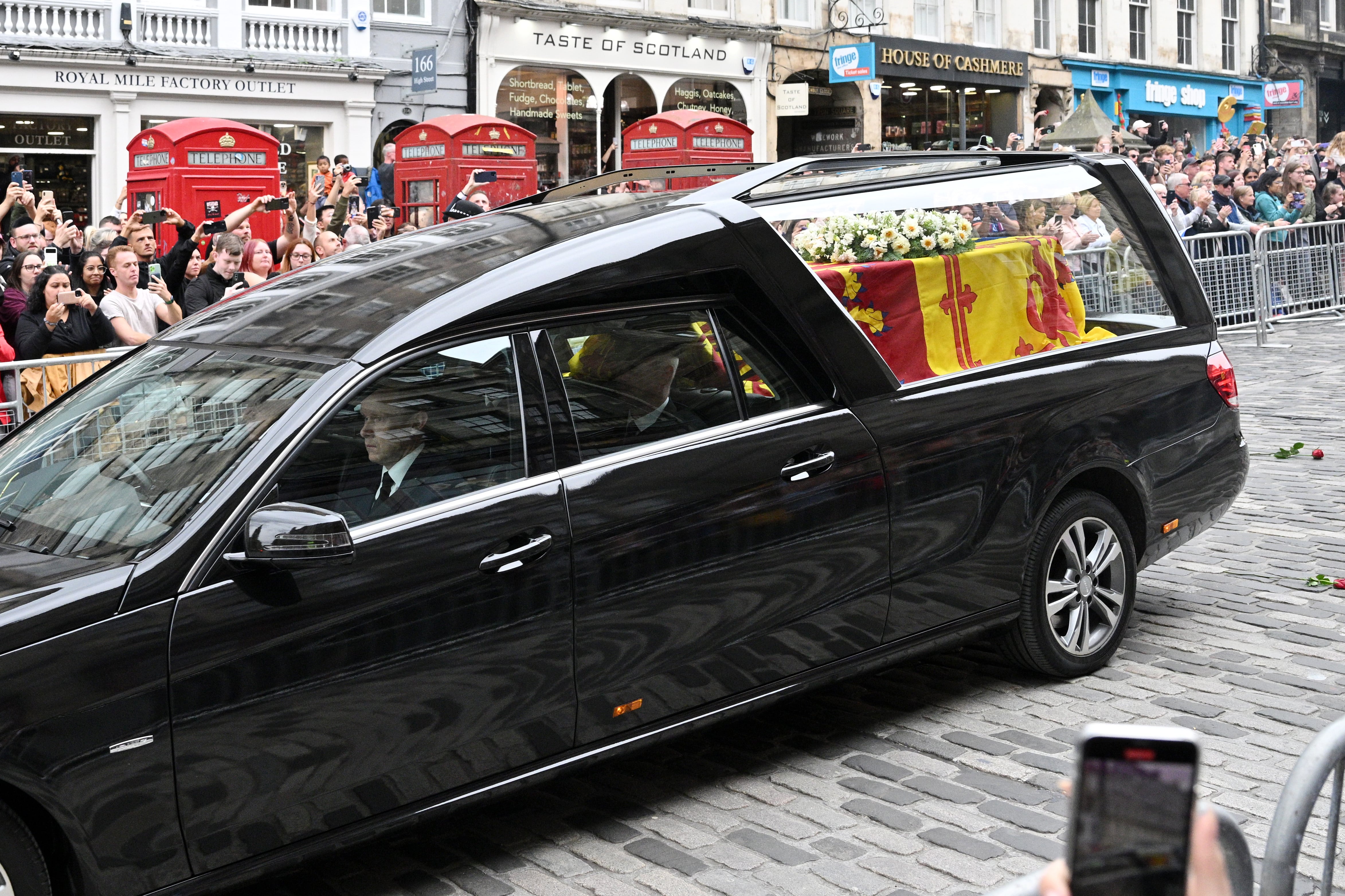 Cortejo fúnebre con los restos de la reina Isabel II hoy en Edimburgo