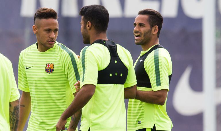 Douglas, junto a Rafinha y Neymar en un entrenamiento del Barça