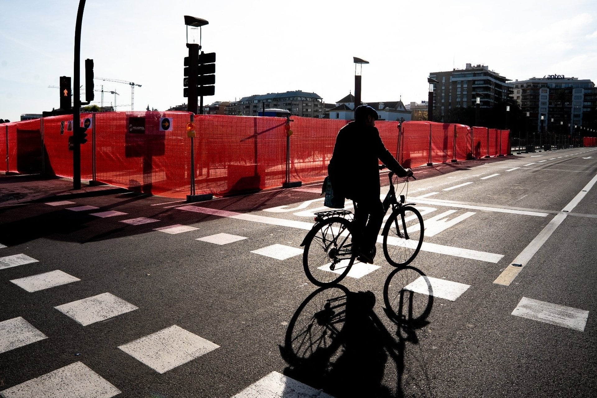 12/01/2026 Estado actual del Puente de San Telmo de Sevilla durante la instalación de los toldos..
El alcalde de Sevilla, José Luis Sanz, ha asegurado este lunes que las obras de instalación de los toldos para dar sombra al Puente de San Telmo van a durar hasta el mes de mayo. Tiempo en el que estará cerrada la circulación del carril bici en este punto de la ciudad.

POLITICA ANDALUCÍA ESPAÑA EUROPA SEVILLA
EDUARDO BRIONES / EUROPA PRESS
