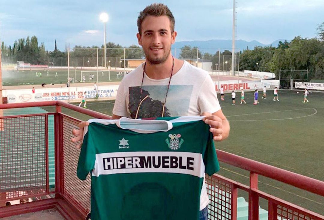 El delantero Jesús Gómez con la camiseta del Úbeda Viva