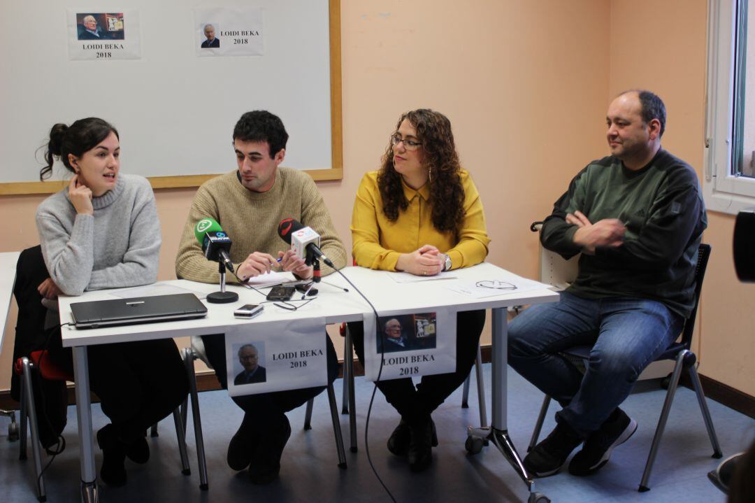 Los ganadores de la beca, junto a la delegada de Euskera, Mónica Martínez.