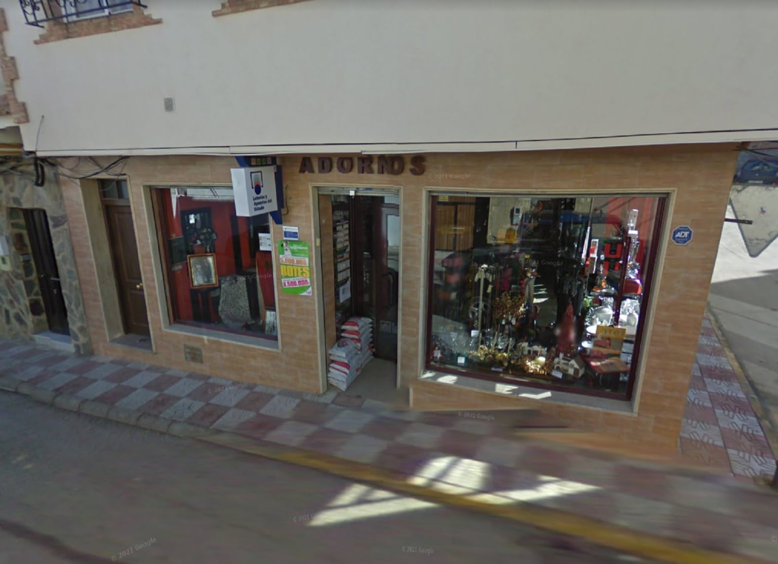 La tienda Adornos, de Los Villares (Jaén), donde se ha vendido parte del Gordo de Navidad de 2022