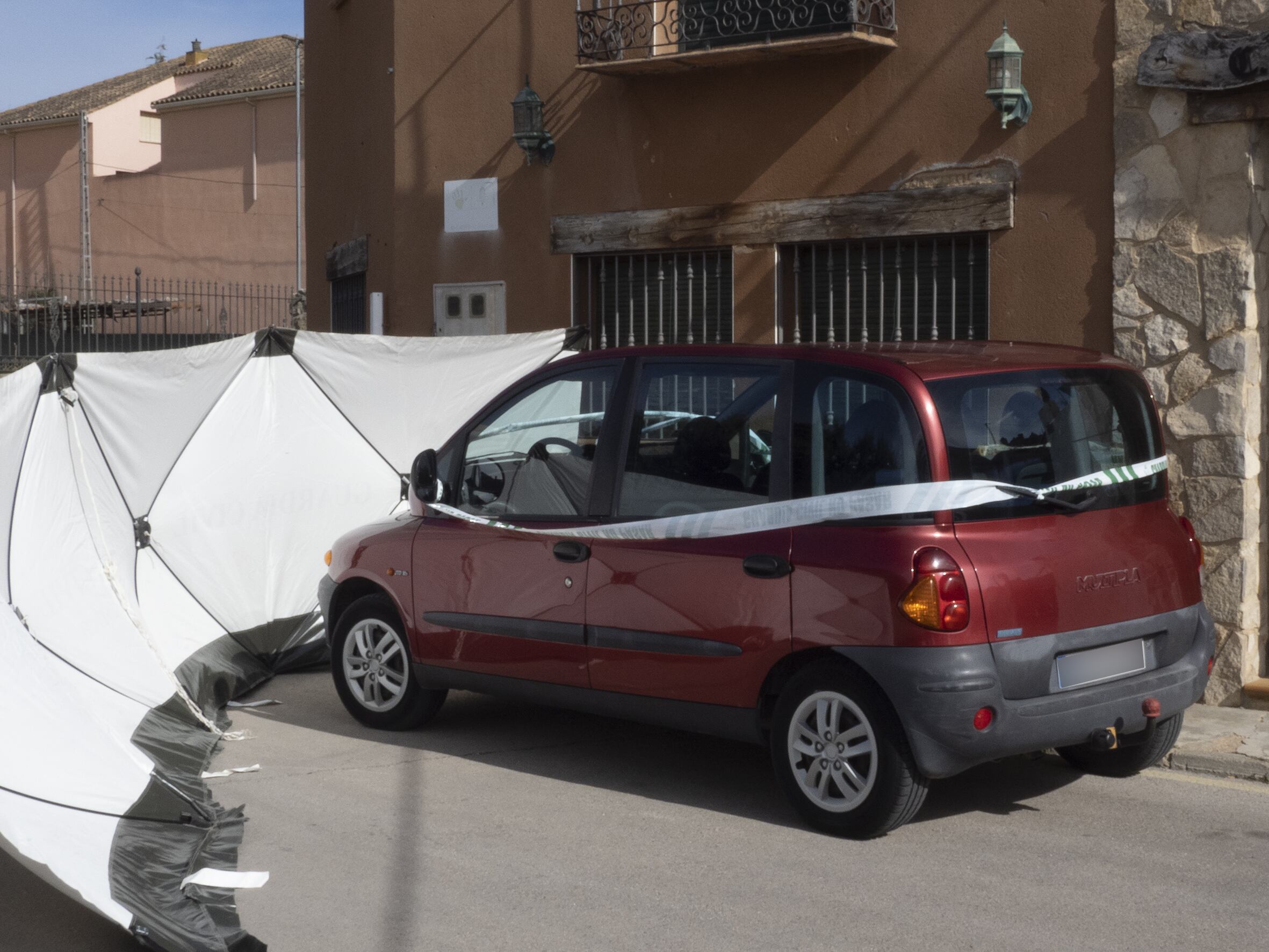 NOHALES (CUENCA), 04/04/2022.- Vehículo precintado por la Guardia Civil en Nohales (Cuenca) en la mañana del 4 de abril de 2022. EFE/José del Olmo