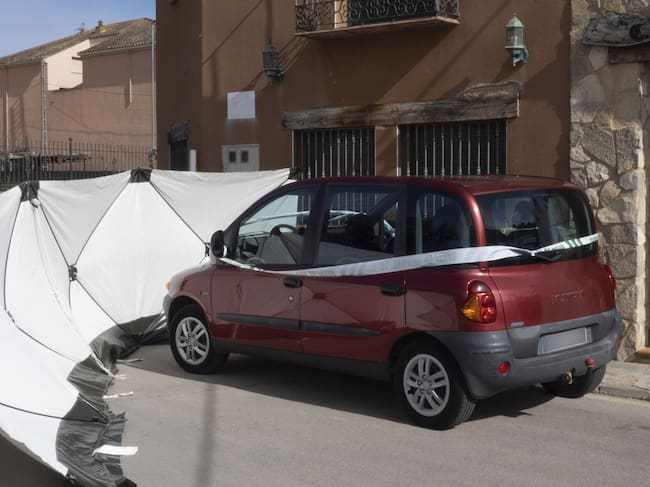 NOHALES (CUENCA), 04/04/2022.- Vehículo precintado por la Guardia Civil en Nohales (Cuenca) en la mañana del 4 de abril de 2022. EFE/José del Olmo