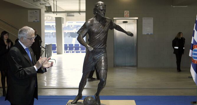 El presidente del RCD Espanyol, Ramón Condal, durante el acto de inauguración de una escultura erigida en memoria del excapitán blanquiazul Dani Jarque