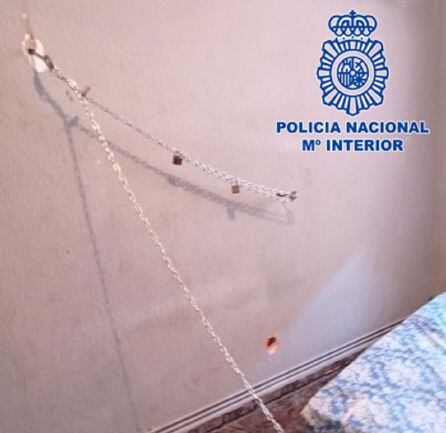 Habitación donde estuvo encadenado un hombre durante 8 días en Torrejón de Ardoz.