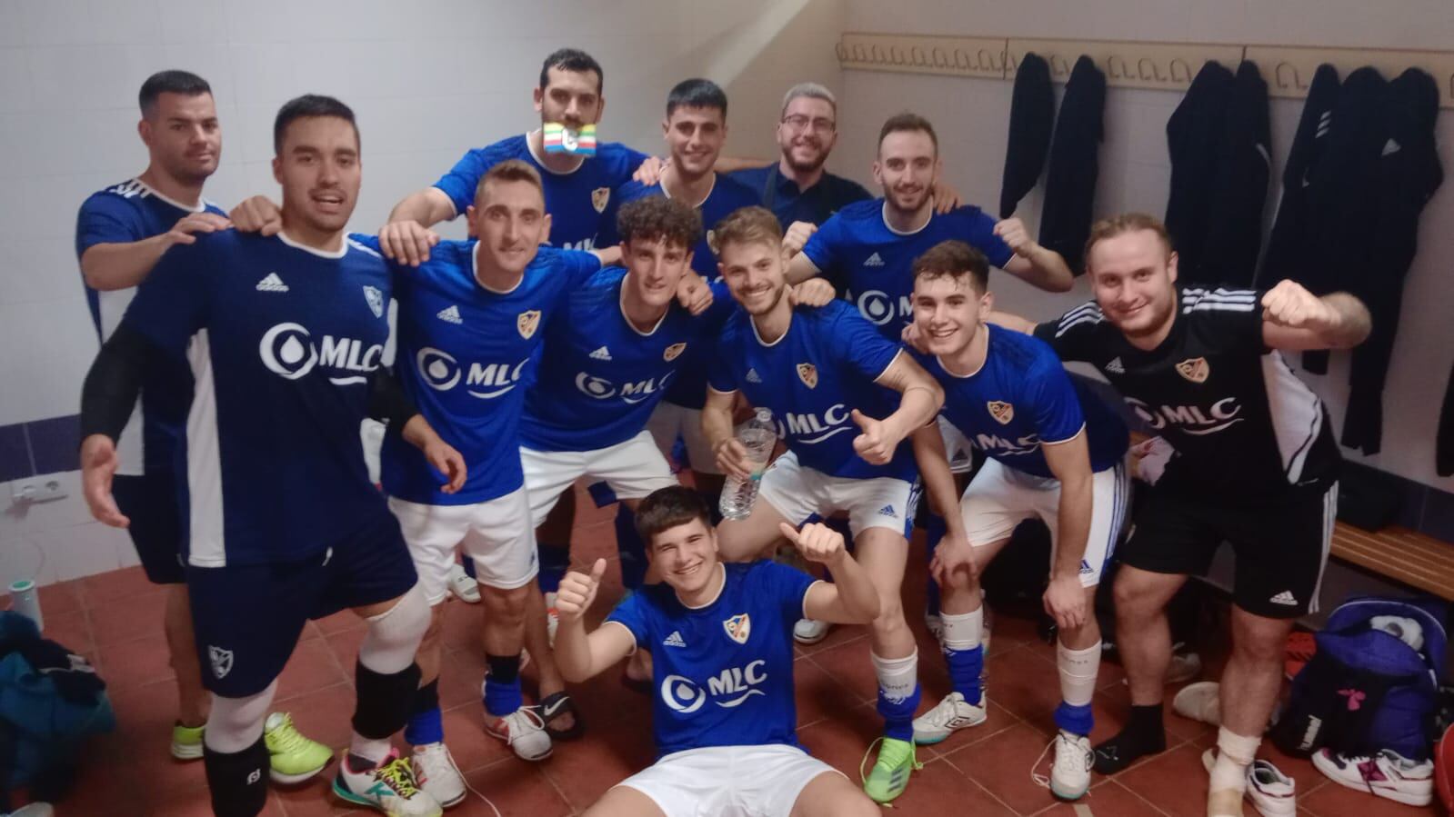 La plantilla del Linares Futsal celebra su primer triunfo de la campaña 2022/23.