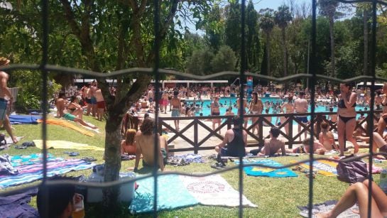 La piscina del camping estaba llena pero no llegaba a ser agobiante