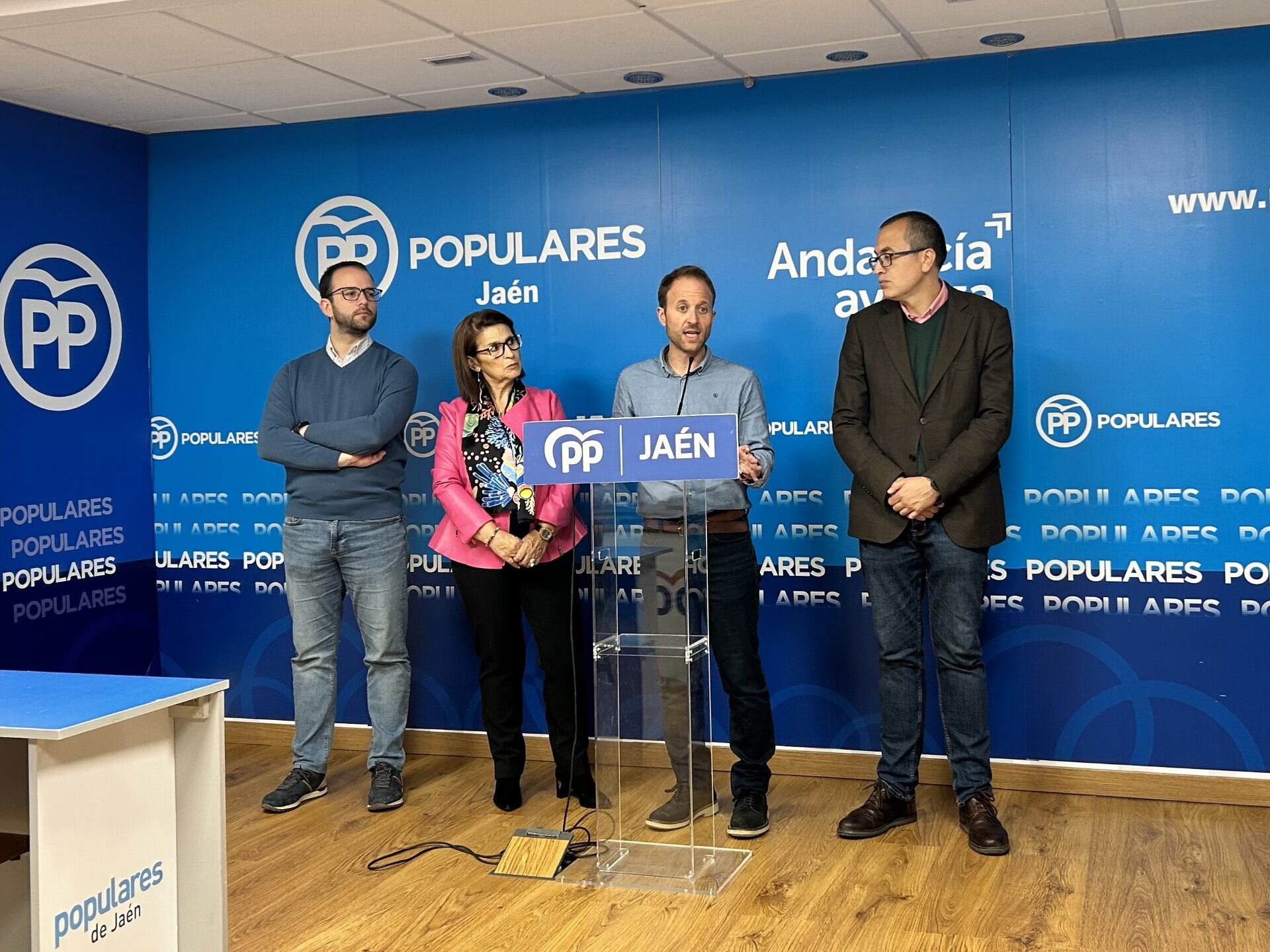 El presidente provincial del PP, Érik Domínguez, acompañado de algunos de los parlamentarios autonómicos.