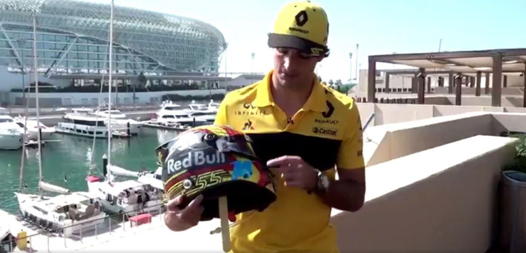 Carlos Sainz enseña el casco con el que rinde homenaje a Fernando Alonso.