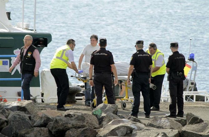 El cadáver de uno de los ocho inmigrantes desparecidos hoy tras el vuelco de una patera en aguas de Lanzarote