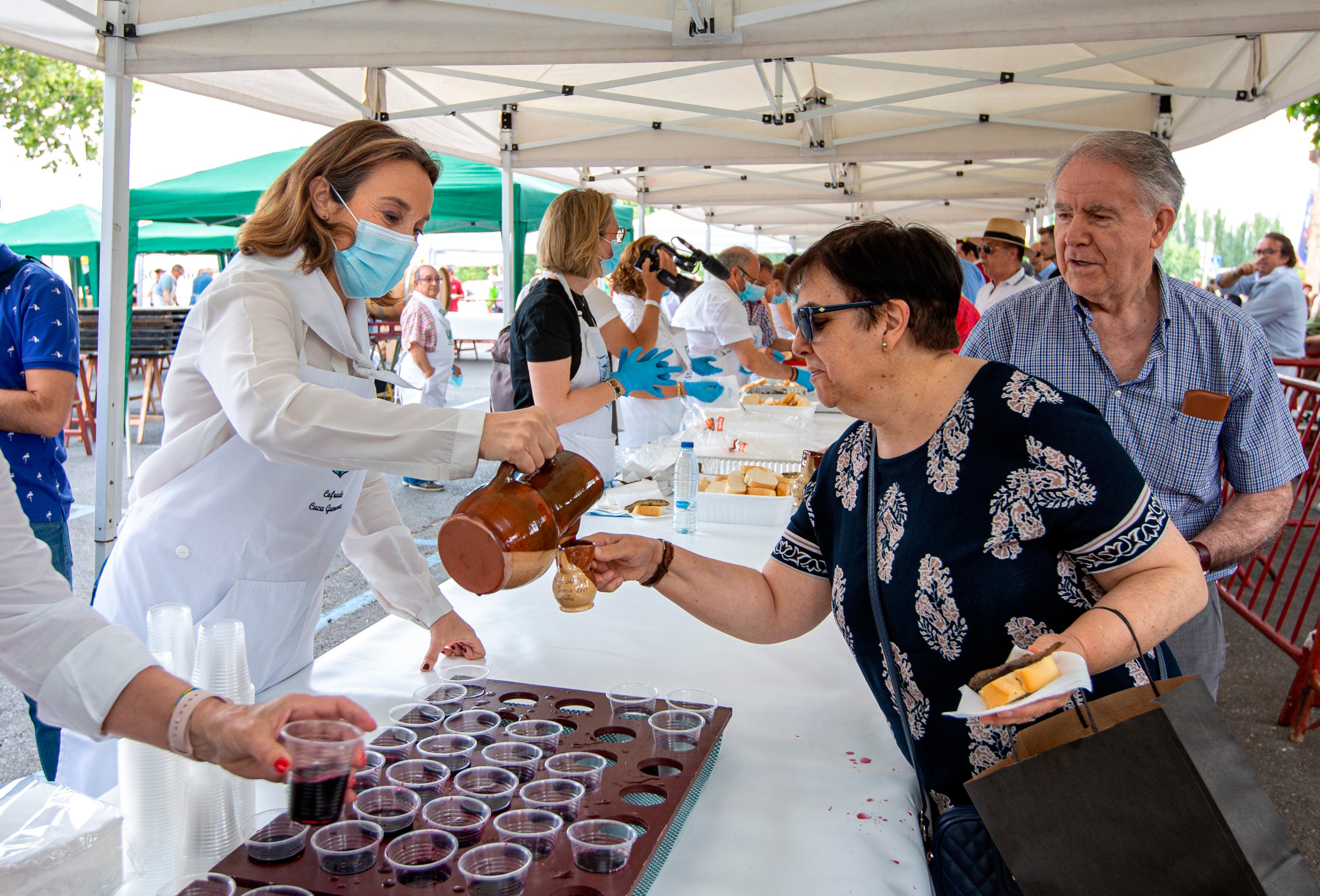 GRAF9968. LOGROÑO, 11/06/2022.- La secretaria general del PP, Cuca Gamarra, participa este sábado en el tradicional reparto del pan, el pez y el vino, que se organiza durante las fiestas patronales de San Bernabé por la Cofradía del Pez, de la que ella es cofrade de honor como excaldesa de Logroño. Gamarra ha pedido a Argelia, en declaraciones a Efe, que "no confunda a España y a los españoles con el Gobierno de España". EFE/ Raquel Manzanares