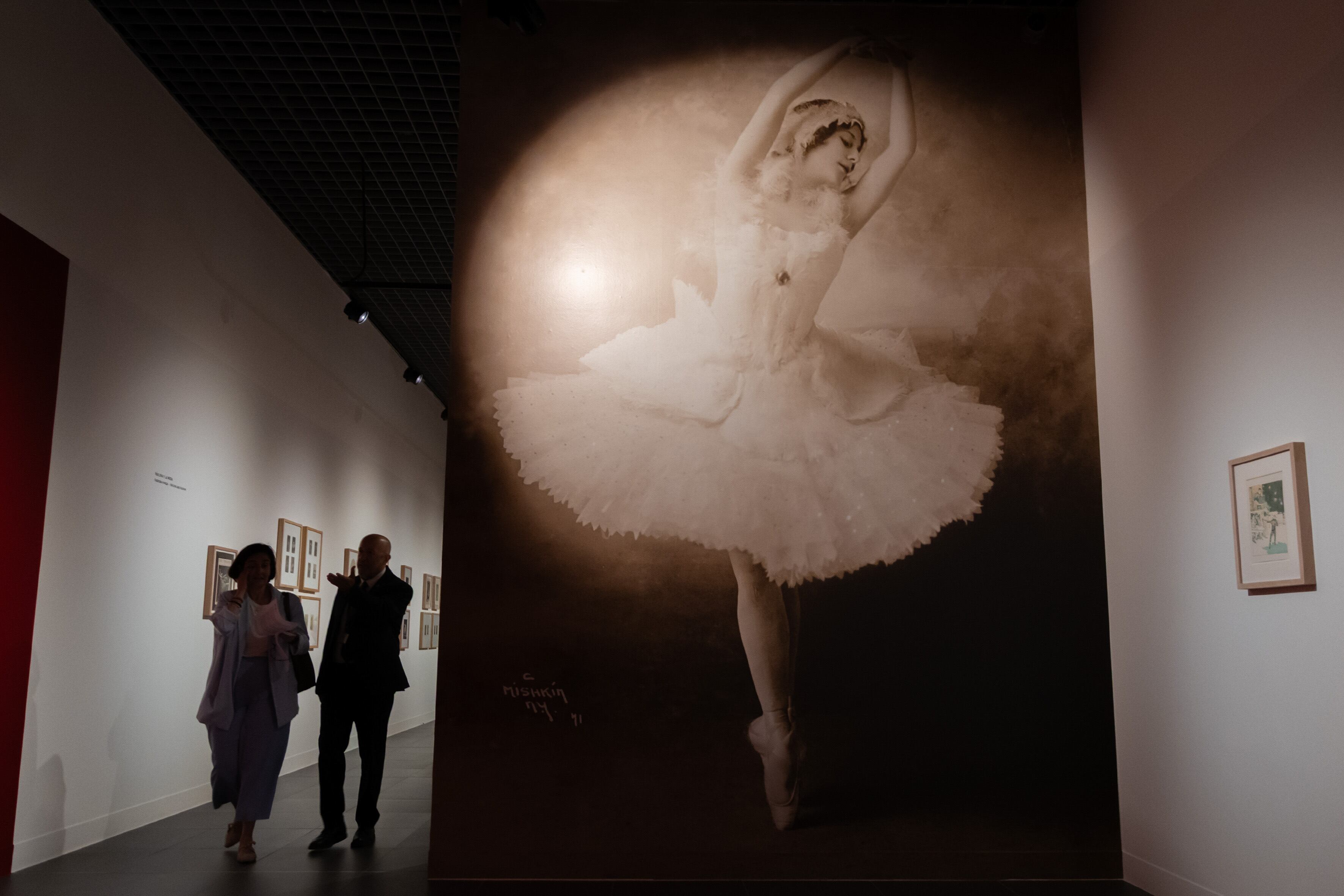 GRAFAND8545. MÁLAGA, 20/05/2025.- Una de las fotografías expuestas en la muestra temporal 'Ana Pávlova: Una vida sin fronteras', que reúne alrededor de 90 piezas entre programas de mano, recortes de prensa e imágenes que reflejan cómo la artista convirtió el ballet en un arte global, este martes en el Museo Ruso de Málaga. EFE/Álvaro Cabrera