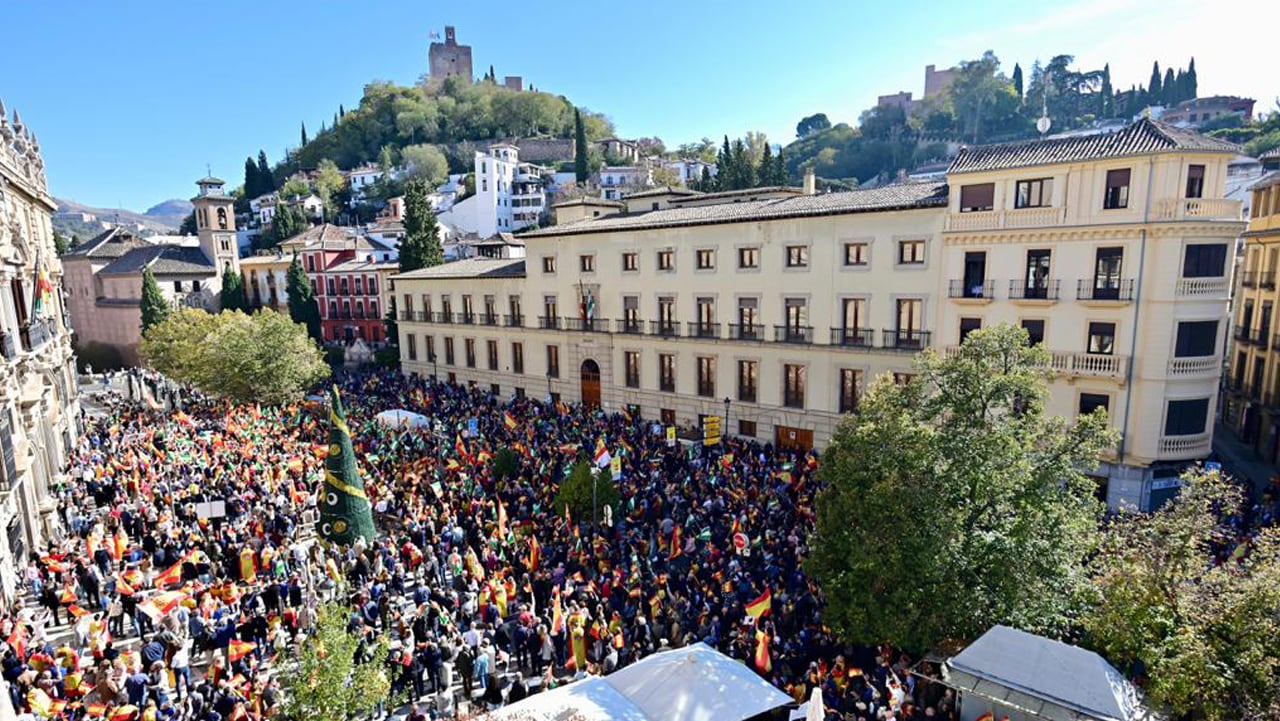 Concentración en Plaza Nueva (Granada) contra la amnistía convocada convocada por el Partido Popular