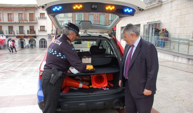 El alcalde, Miguel Ángel Santamaría (derecha), visita el nuevo vehículo cardioprotegido de la Policía Local