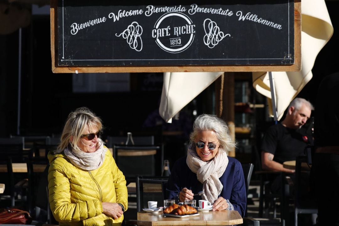 Dos mujeres toman café en una terraza en Montpellier.