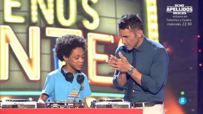 Jesús Vázque junto a un niño de 'Pequeños gigantes'