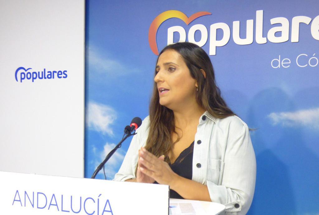 La parlamentaria andaluza del PP-A, Beatriz Jurado, durante una rueda de prensa