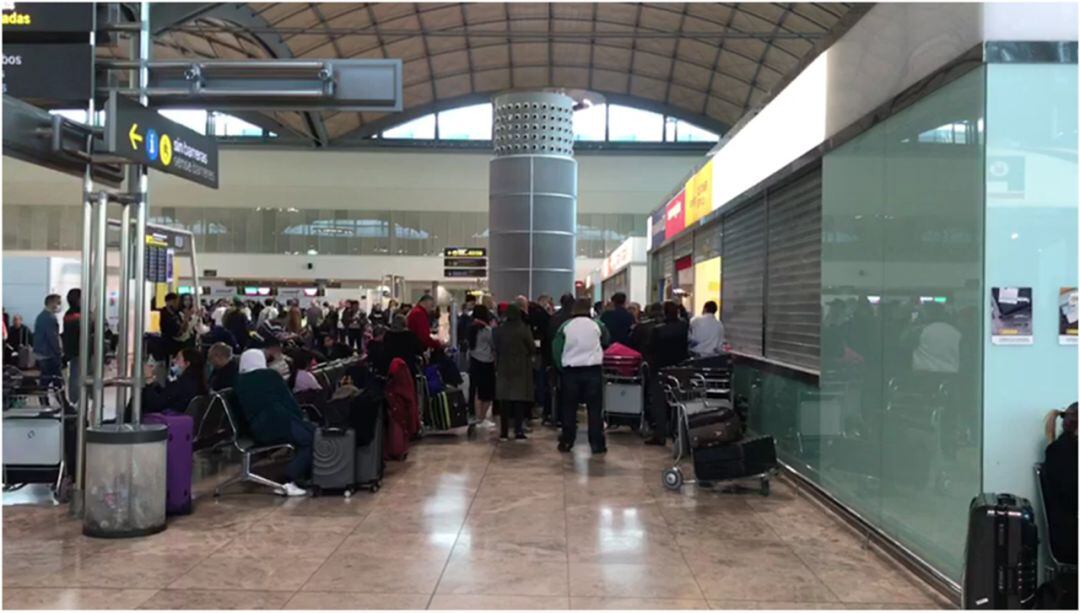 Pasajeros amontonados en el aeropuerto Alicante-Elx en plena cuarentena.