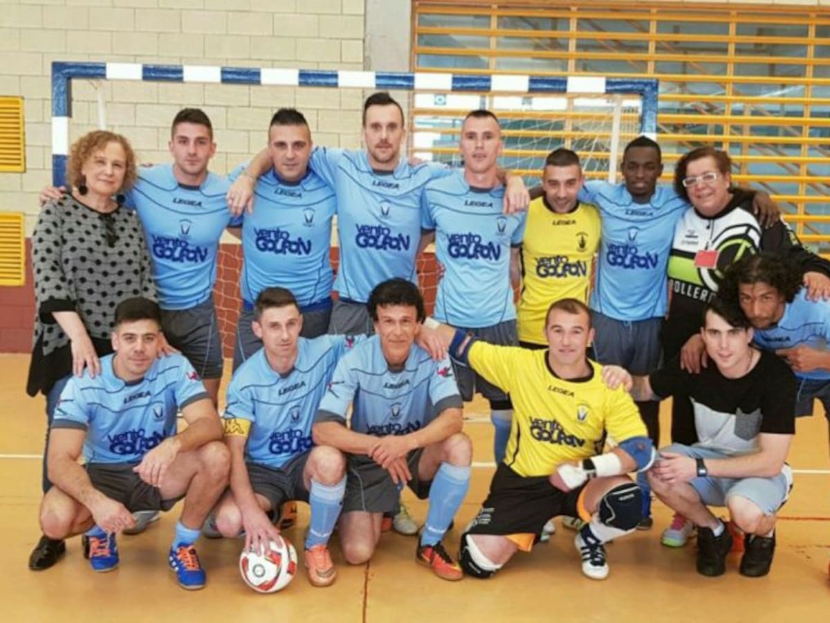 "Un equipo formado por reclusos participa en un campeonato de fútbol sala federado"