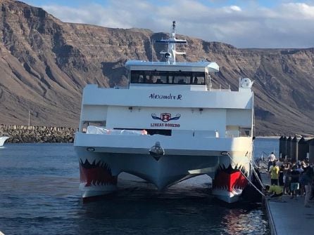 El nuevo barco de Líneas Romero, atracado en el puerto de Caleta de Sebo en La Graciosa.