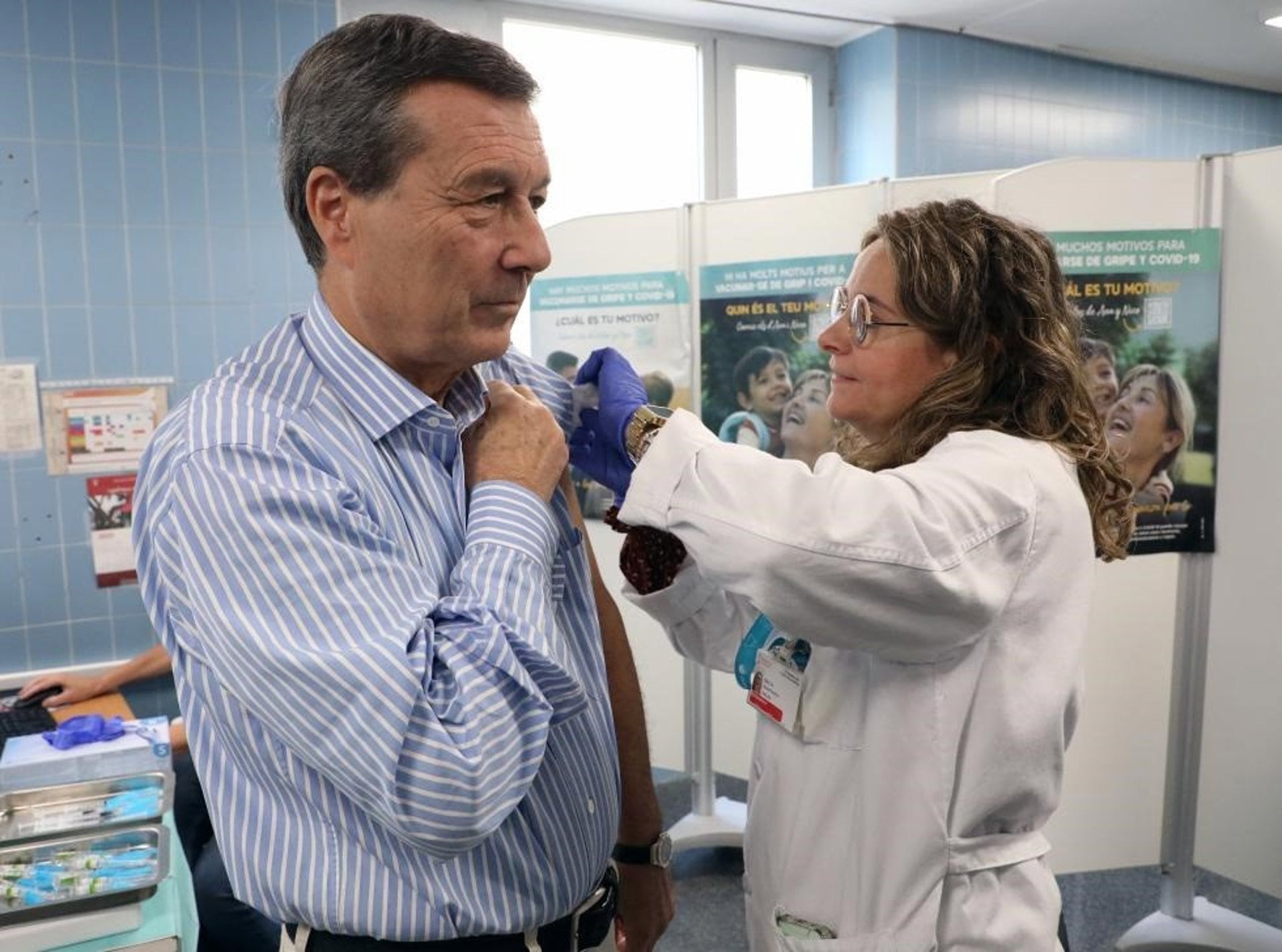 El conseller de Sanidad, Marciano Gómez, participa en la campaña de vacunación frente a la gripe en el Centro de Salud Serrería I