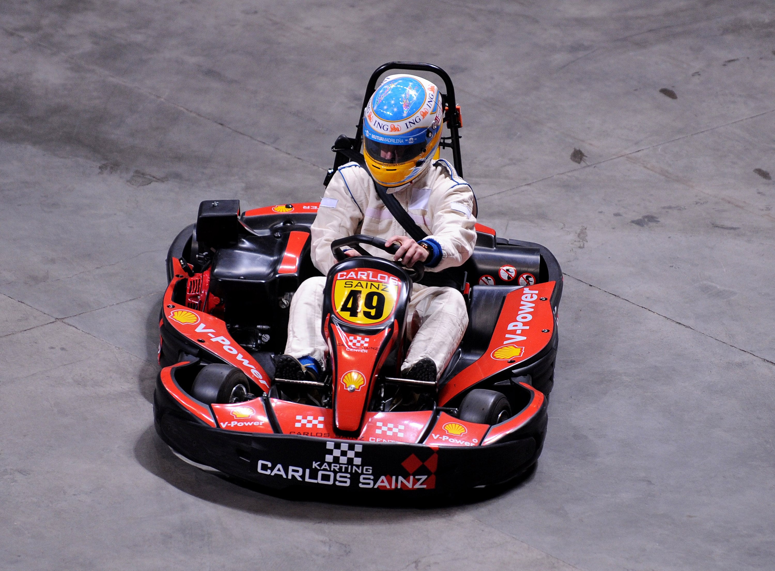 Fernando Alonso conduciendo un kart en un acto benéfico en 2008 organizado por Iker Casillas y Rafael Nadal.  (Photo by Jasper Juinen/Getty Images)