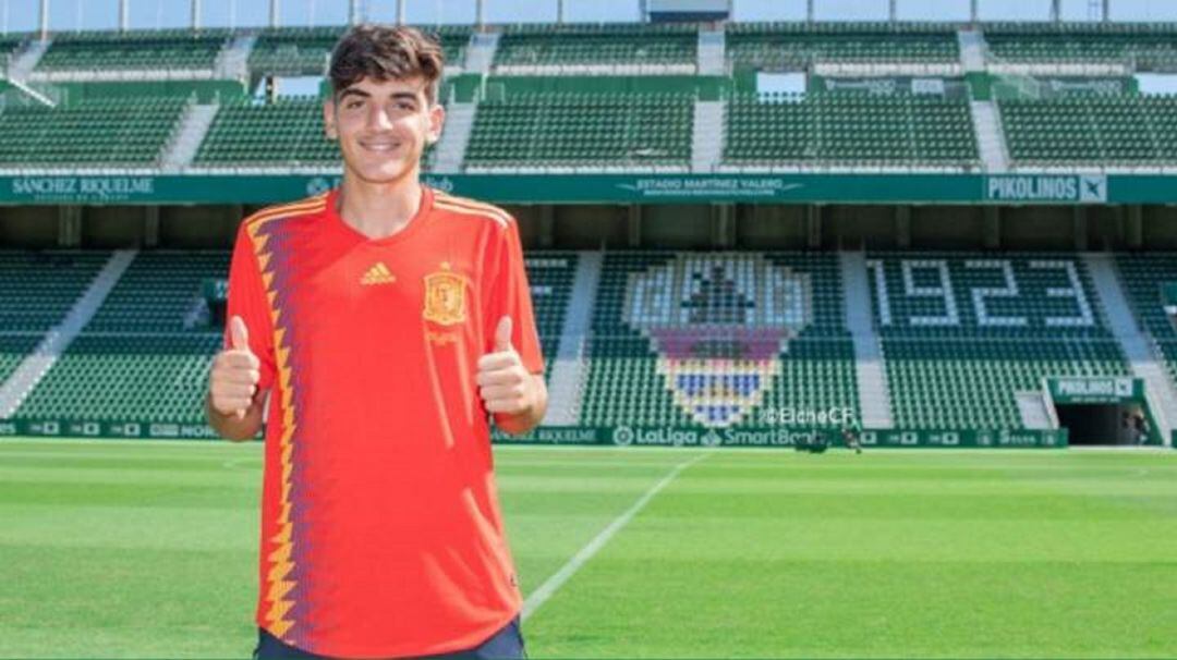 Gonzalo Villar en el Martínez Valero con la camiseta de la Selección sub-21