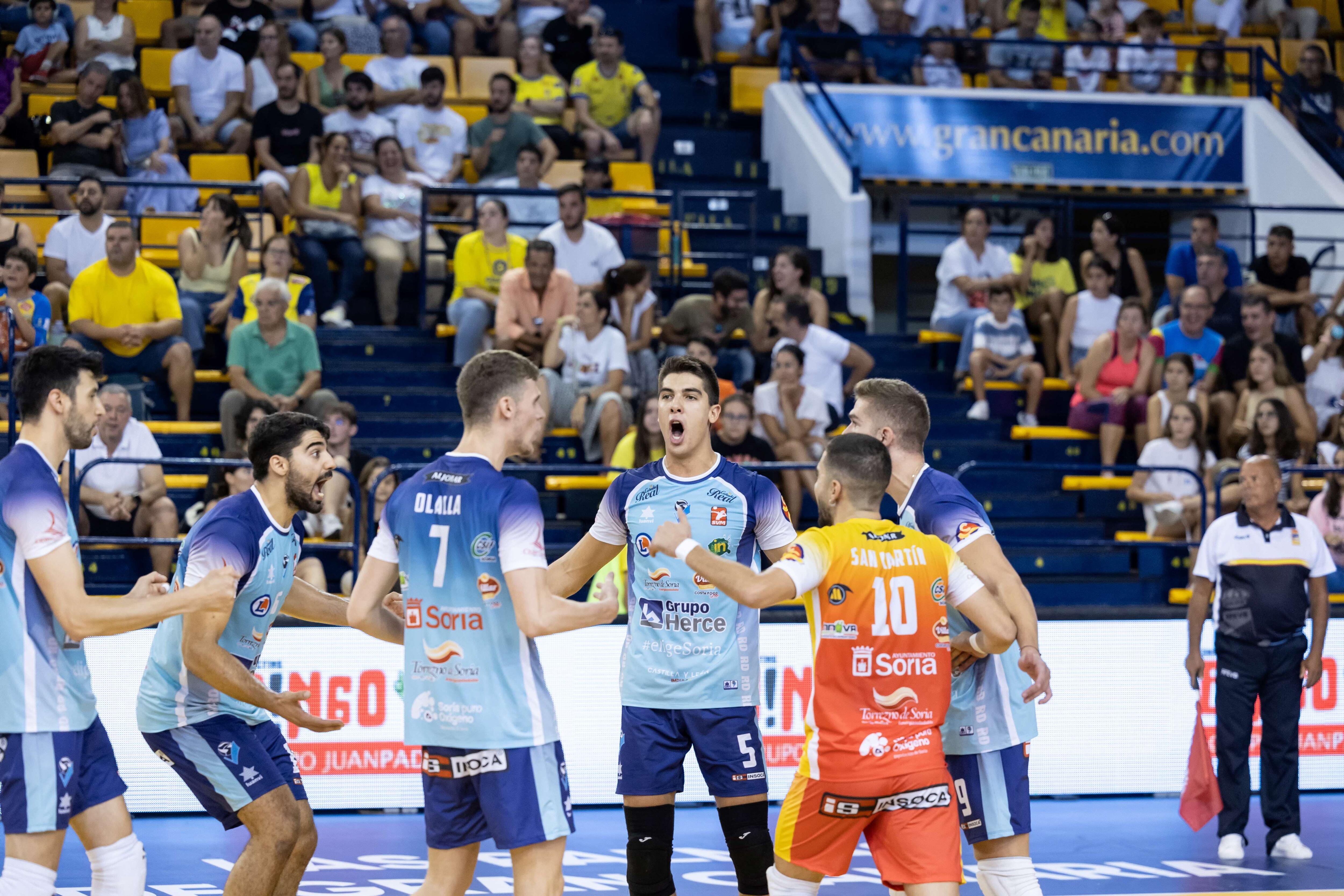 Los jugadores de Grupo Herce Soria celebran uno de los puntos logrados en la Supercopa.