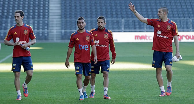 Juanfran, Cazorla, Jordi Alba y Negredo, durante un entrenamiento de la Selección