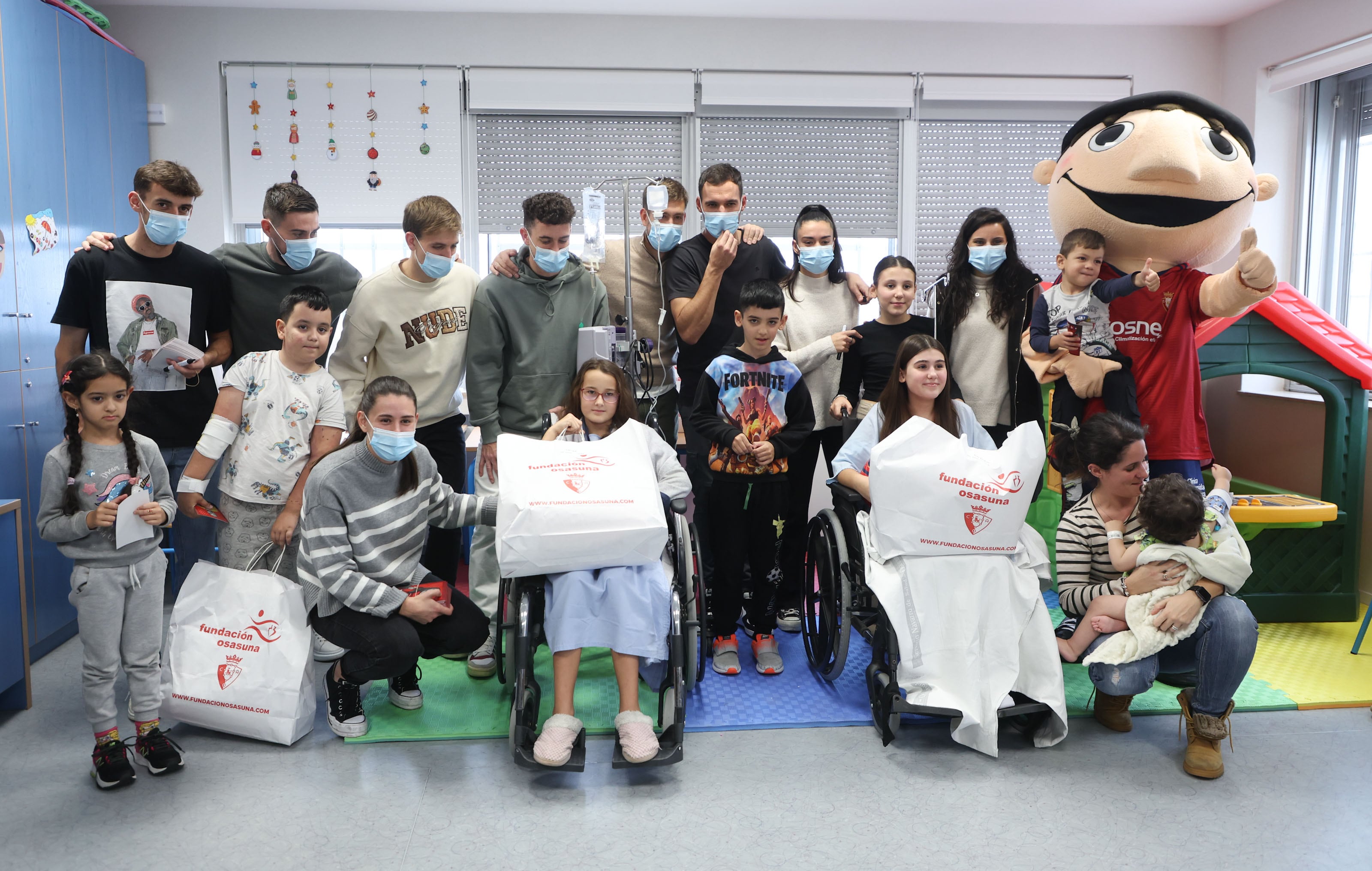 Jugadores y jugadoras de Osasuna visitan a los niños y niñas hospitalizados en el Hospital Universitario de Navarra