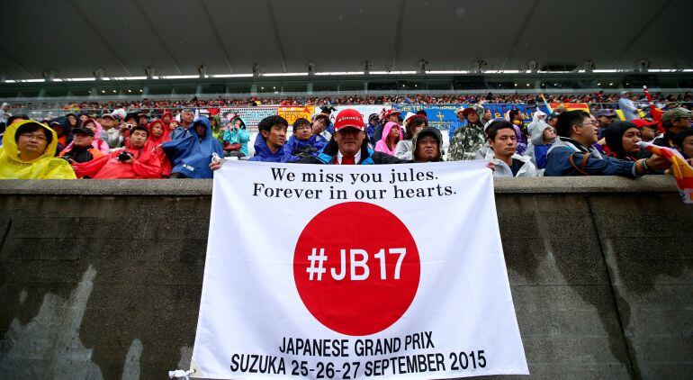 Un aficionado posa en Suzuka con un cartel que recuerda al fallecido Jules Bianchi.