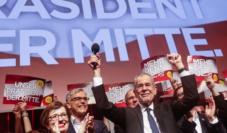 El ganador de las elecciones austriacas, Alexander Van der Bellen, celebra su victoria en Viena.