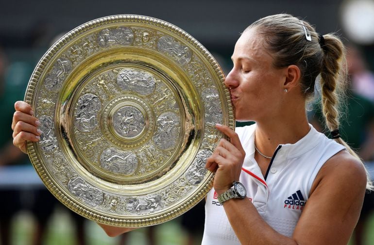 Kerber posa con el trofeo