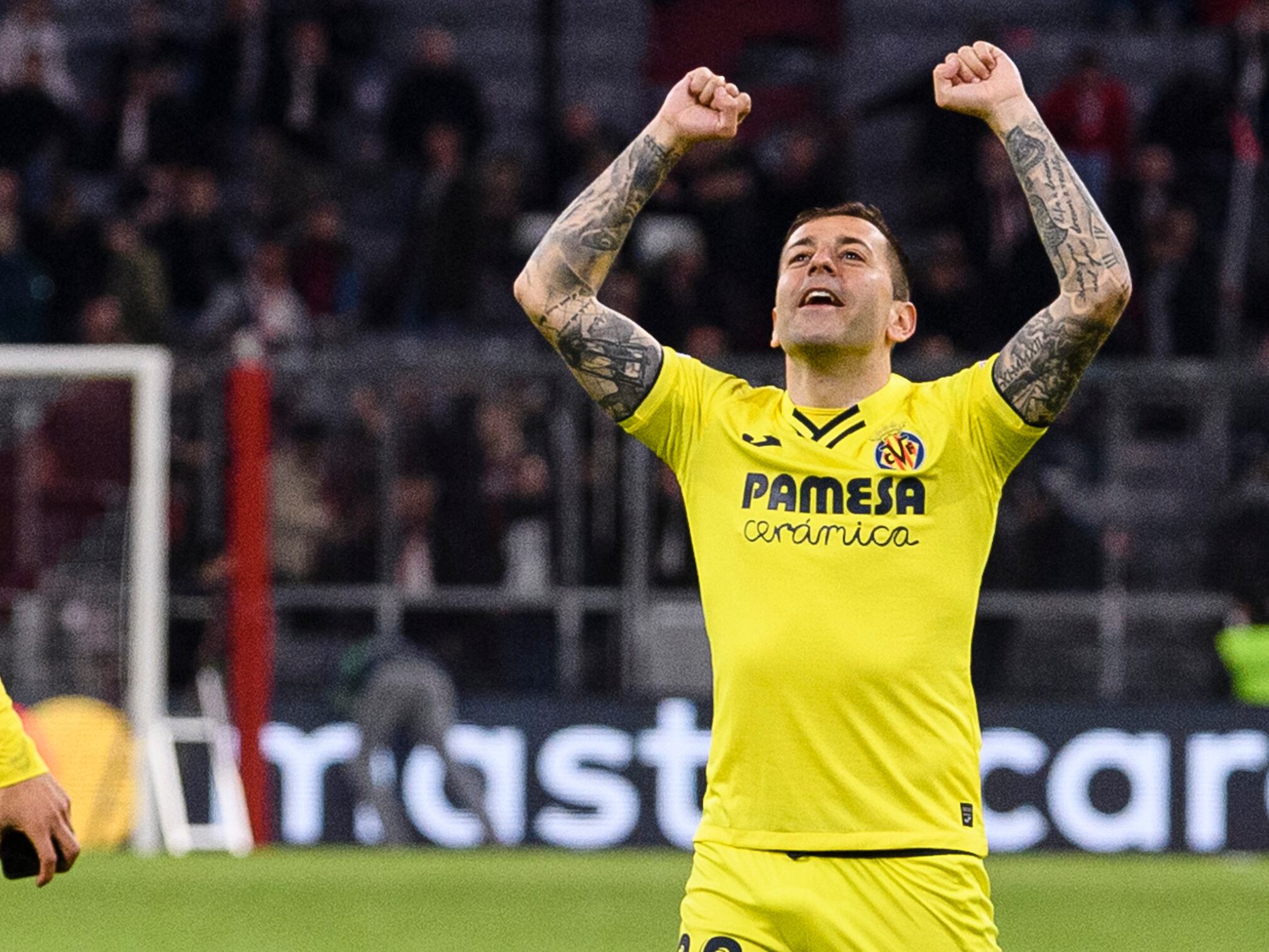 Rubén Peña, jugador del Villarreal CF, celebrando junto a sus compañeros el resultado cosechado ante el Bayern Múnich