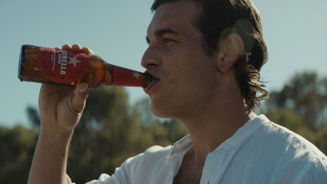 L'actor és la cara més coneguda del nou comercial de Cerveses Damm que s'ha enregistrat a Menorca.