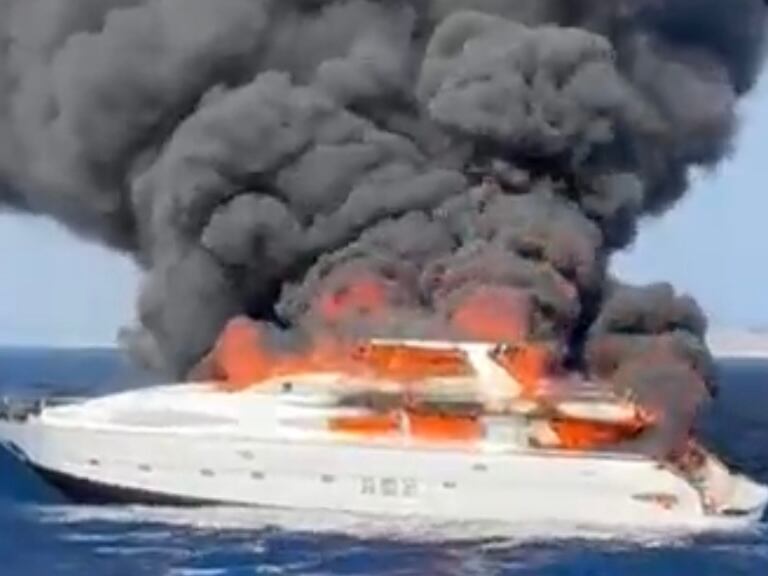 Barco incendiado (Salvamento Marítimo)