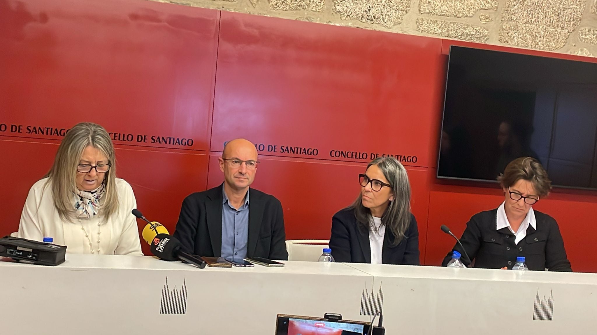 Mila Castro, Gonzalo Muíños, Mercedes Rosón y Marta Álvarez, en la sala de prensa del Pazo de Raxoi