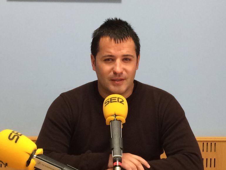 El portavoz de Gana Medina, Jorge Barragán, atiende a los micrófonos de Radio Medina